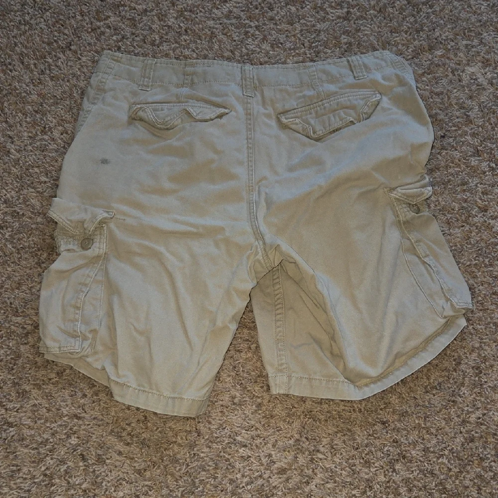 Faded Glory Beige/Tan Cargo Shorts with Button Flap Pockets - Picture 3 of 3